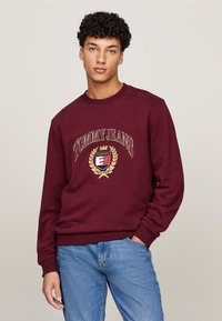Tommy Jeans CREST CREW - Sudadera - deep rouge
