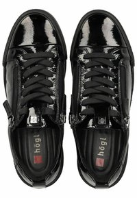 Sneaker in pelle verniciata nera con un design elegante, con lacci anteriori, doppie cerniere laterali e una finitura testurizzata sulla tomaia.