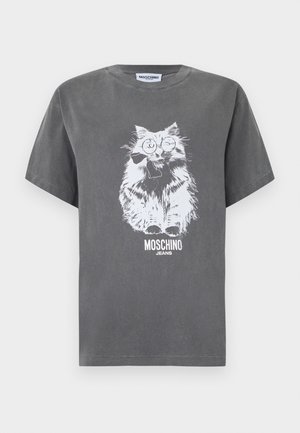 Σκούρο γκρι T-shirt με λευκό σχέδιο ενός φουντωτού γάτου που φοράει στρογγυλά γυαλιά και παπιγιόν, με το κείμενο "MOSCHINO JEANS" από κάτω.