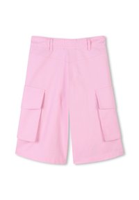 Shorts cargo roses en tissu texturé, avec deux grandes poches latérales et une taille standard.