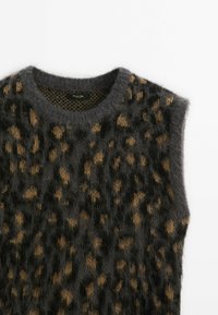 Gilet en tricot duveteux sans manches avec motif léopard gris foncé et marron, et encolure ronde.