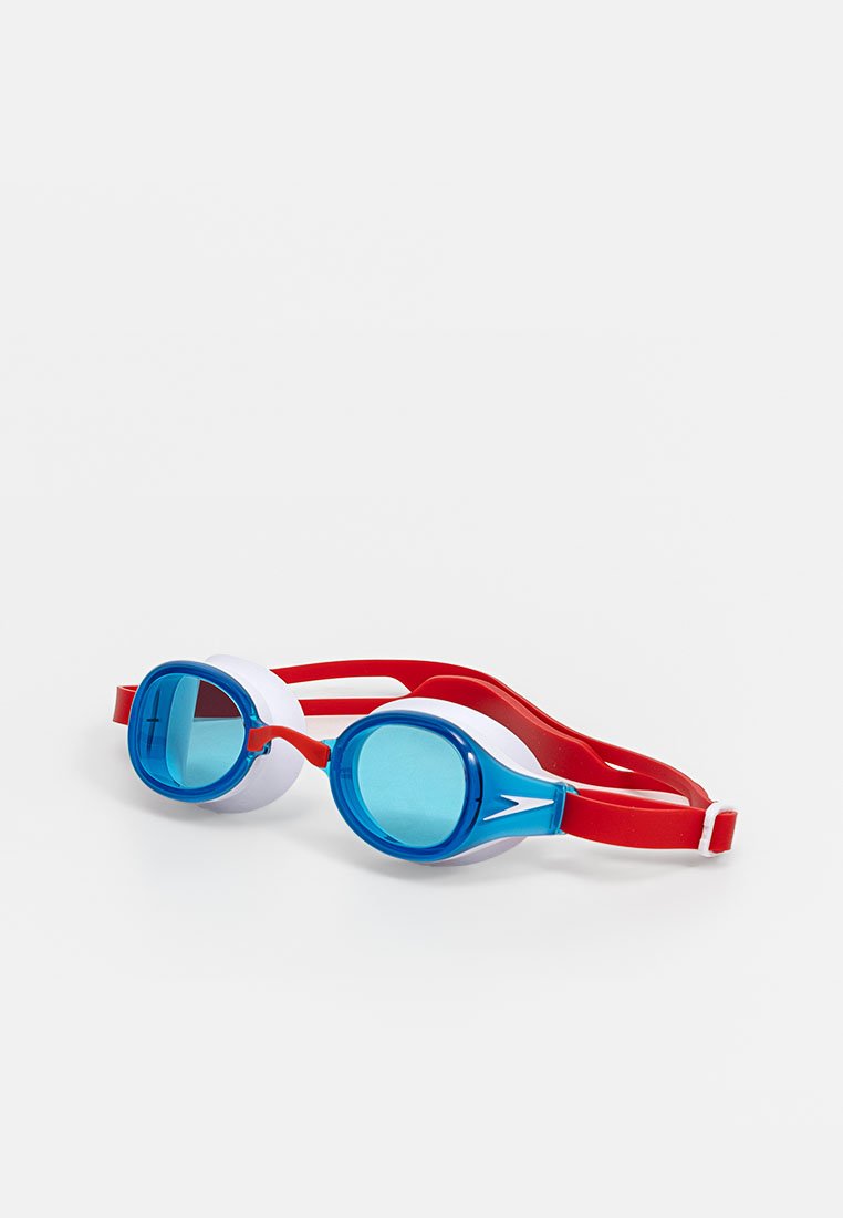 Zwemgoggles met blauwe lenzen, witte frames en een rood verstelbaar bandje. Beschikken over een gestroomlijnd ontwerp en een veilige pasvorm voor gebruik in water.