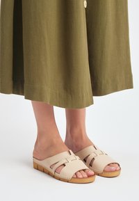 RYŁKO - Klapki płaskie