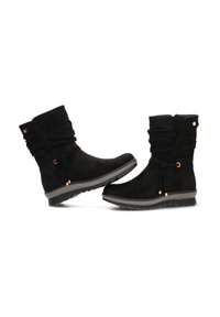 Botines de ante negro con un diseño relajado, que presentan un caño holgado, acentos en tono dorado y una suela de goma flexible.