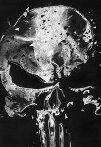 Obra de arte en monocromo que presenta un diseño de cráneo fragmentado y dentado con bordes afilados. La textura es rugosa, enmarcada por un fondo negro profundo.
