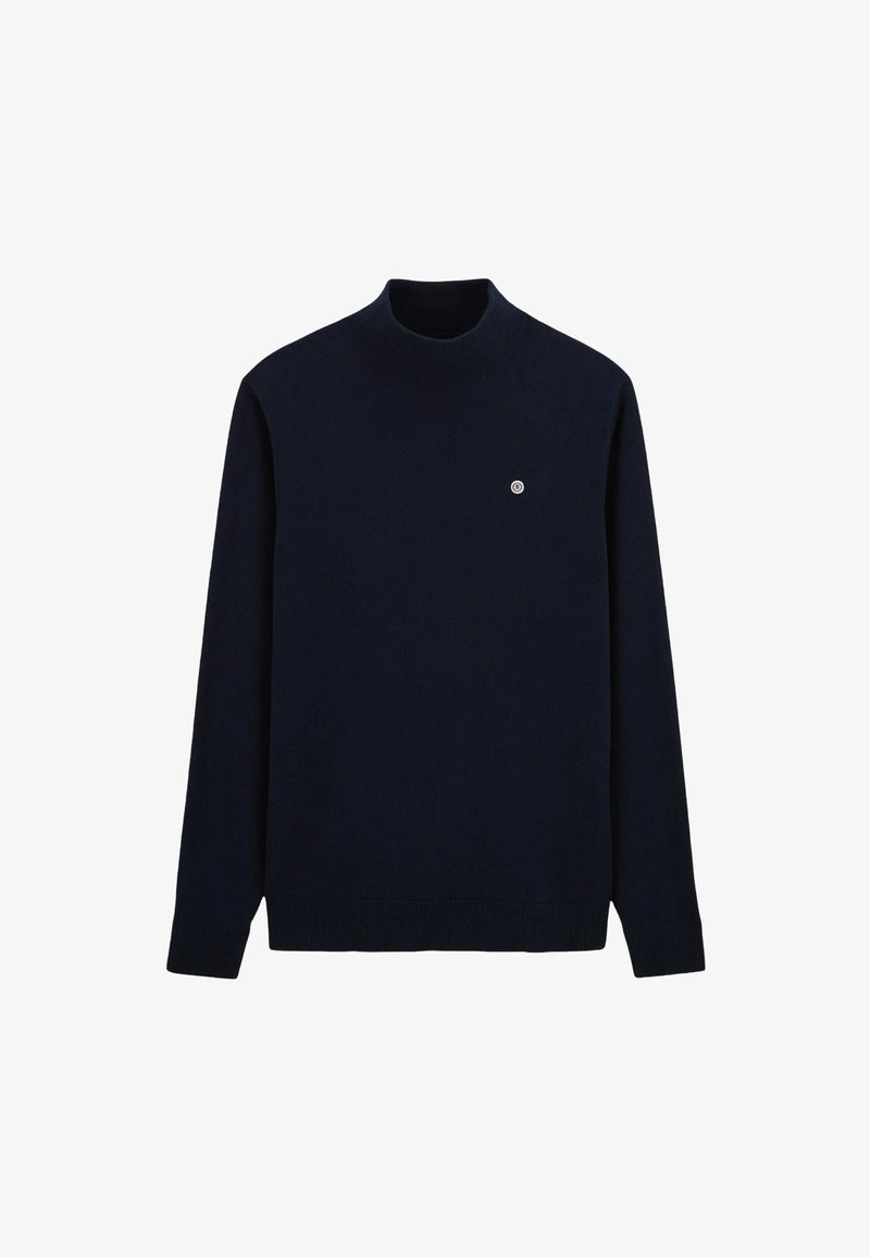 Pull à manches longues bleu marine avec col rond côtelé, poignets et ourlet, arborant un petit logo circulaire sur la poitrine gauche.