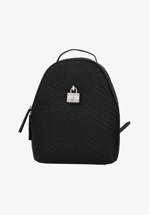 Zaino nero con esterno testurizzato, forma arrotondata, ferrature argento, chiusura con zip e piccolo dettaglio lucchetto sul davanti.