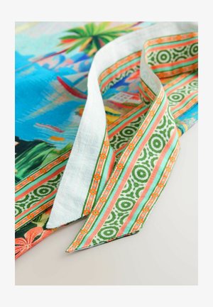 Écharpe colorée présentant une scène tropicale vibrante, fabriquée en tissu léger, avec des détails de bordure complexes en vert, orange et motifs.