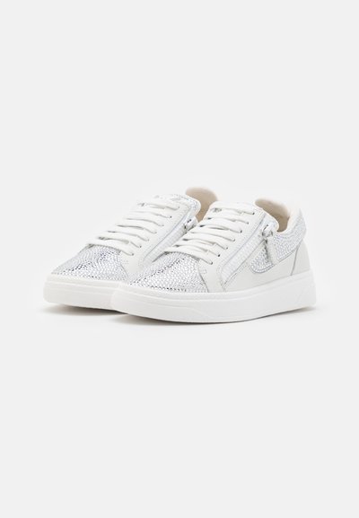 Baskets Basses Glitter Giuseppe Zanotti – Daim Gris – Taille 41 étroite