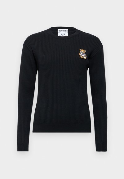 Fekete bordázott kötött pulóver hosszú ujjakkal, bal mellején medve hímzéssel. Kerek nyakkivágás, puha tapintás, laza fazon.