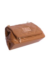 Bolso marrón de cuero sintético acolchado con un bolsillo delantero con cremallera y una placa con logotipo en tono dorado. Textura suave con una forma rectangular estructurada.