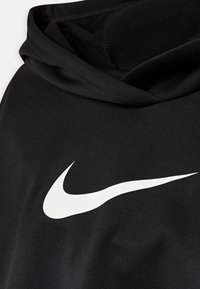 Schwarzer Sport-Hoodie aus glattem Stoff mit großem weißem Nike-Swoosh-Logo, einem gefalteten Kapuzenkragen und kontrastierenden Nähten.