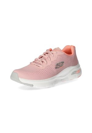 Zapatilla deportiva rosa claro con parte superior de malla transpirable, diseño con cordones y suela blanca acolchada con un acento gris.