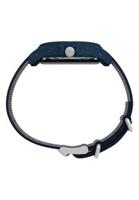 Orologio blu navy con cinturino testurizzato, componenti in argento e cassa rotonda con corona. Il design include un interno grigio chiaro a contrasto.