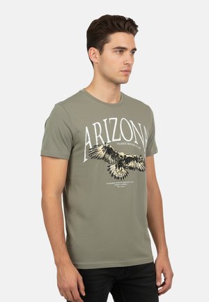 Olivegrünes Baumwoll-T-Shirt mit großem Adler-Print und weißem "ARIZONA"-Schriftzug. Kurze Ärmel, Rundhalsausschnitt, figurbetonte Passform.