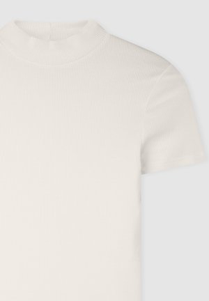 T-shirt bianco a maniche corte con texture a costine, caratterizzato da un collo alto e un design aderente, realizzato in un materiale morbido ed elastico.