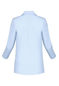 Jasnoniebieska marynarka z wyraźnym kołnierzem, rękawami do łokcia i prostym krojem. Gładka faktura bez widocznych wzorów czy akcentów.
