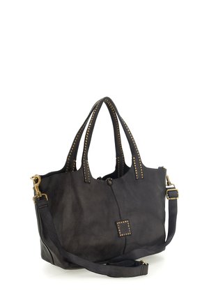 Borsa a mano in pelle nera con manici borchiati, dettagli frontali e tracolla removibile con hardware in tono oro.