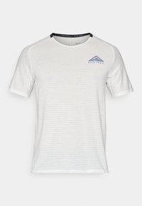 Vit kortärmad träningsskjorta med ett strukturerat mönster, försett med en blå "Nike Trail"-logotyp och en svart nackband. Lättviktig material.