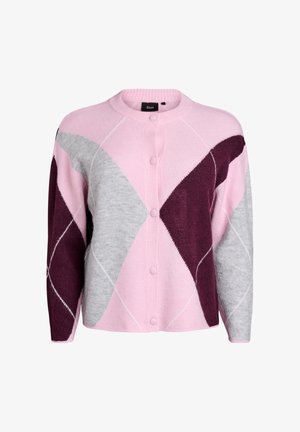 Cárdigan de patrón argyle en rosa, gris y burdeos, hecho de un material de punto suave, con cuello redondo y cierre frontal de botones.