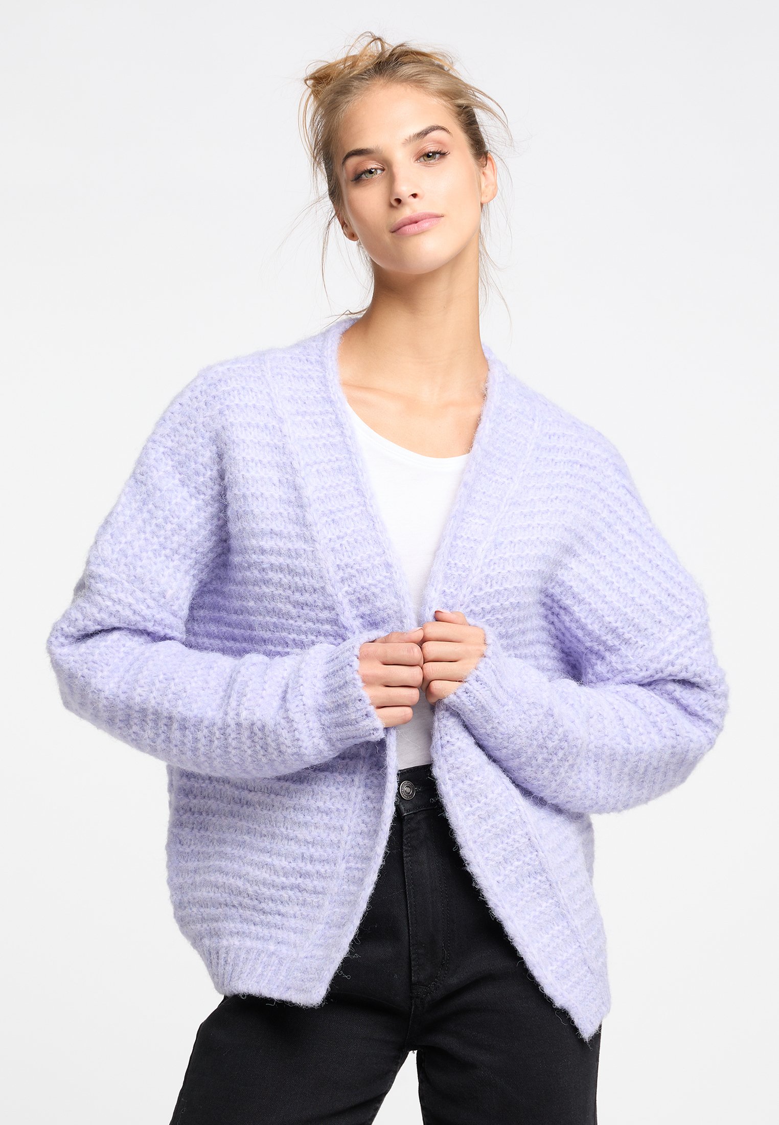 fliederfarbene strickjacke