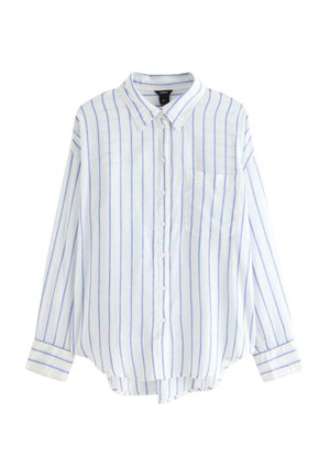 Hvid skjorte med lange ærmer og knapper, med lyseblå lodrette striber og en enkelt brystlomme, vist fladt mod en hvid baggrund.