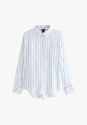 Hvid skjorte med lange ærmer og knapper, med lyseblå lodrette striber og en enkelt brystlomme, vist fladt mod en hvid baggrund.