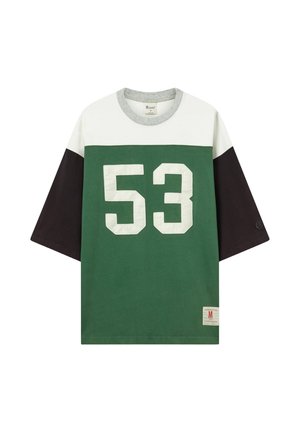 Chemise à manches courtes avec des blocs verts et blancs, manches noires, col gris, grand "53" blanc sur le devant et une petite étiquette en bas à droite.