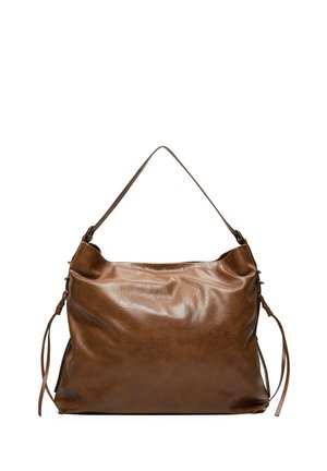 Sac d'épaule en cuir marron doux avec une seule sangle et des détails pompons sur les côtés sur un fond blanc uni.
