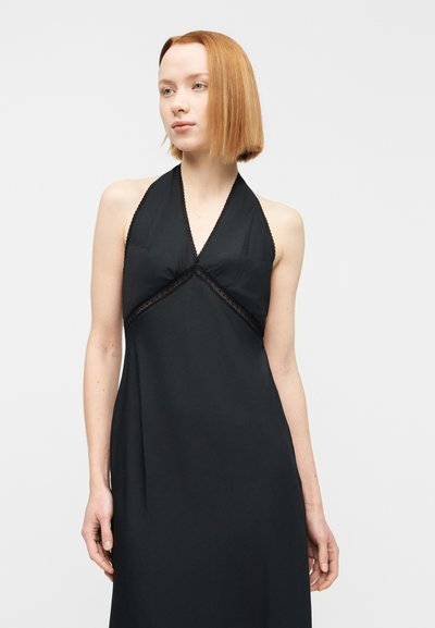 Μαύρο φόρεμα με λαιμόκοψη halter από ελαφρύ ύφασμα, με σούρες στο μπούστο και δαντέλα κατά μήκος της γραμμής του λαιμού. Λεία υφή, ρέουσα γραμμή.