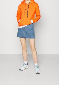 Karl Kani Jersey con capucha - orange