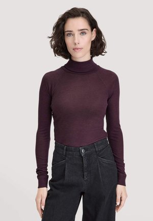 Bordeaux fitted turtleneck top met ribbeltextuur, lange mouwen, gecombineerd met hoge taille zwarte broek met voorzakken.