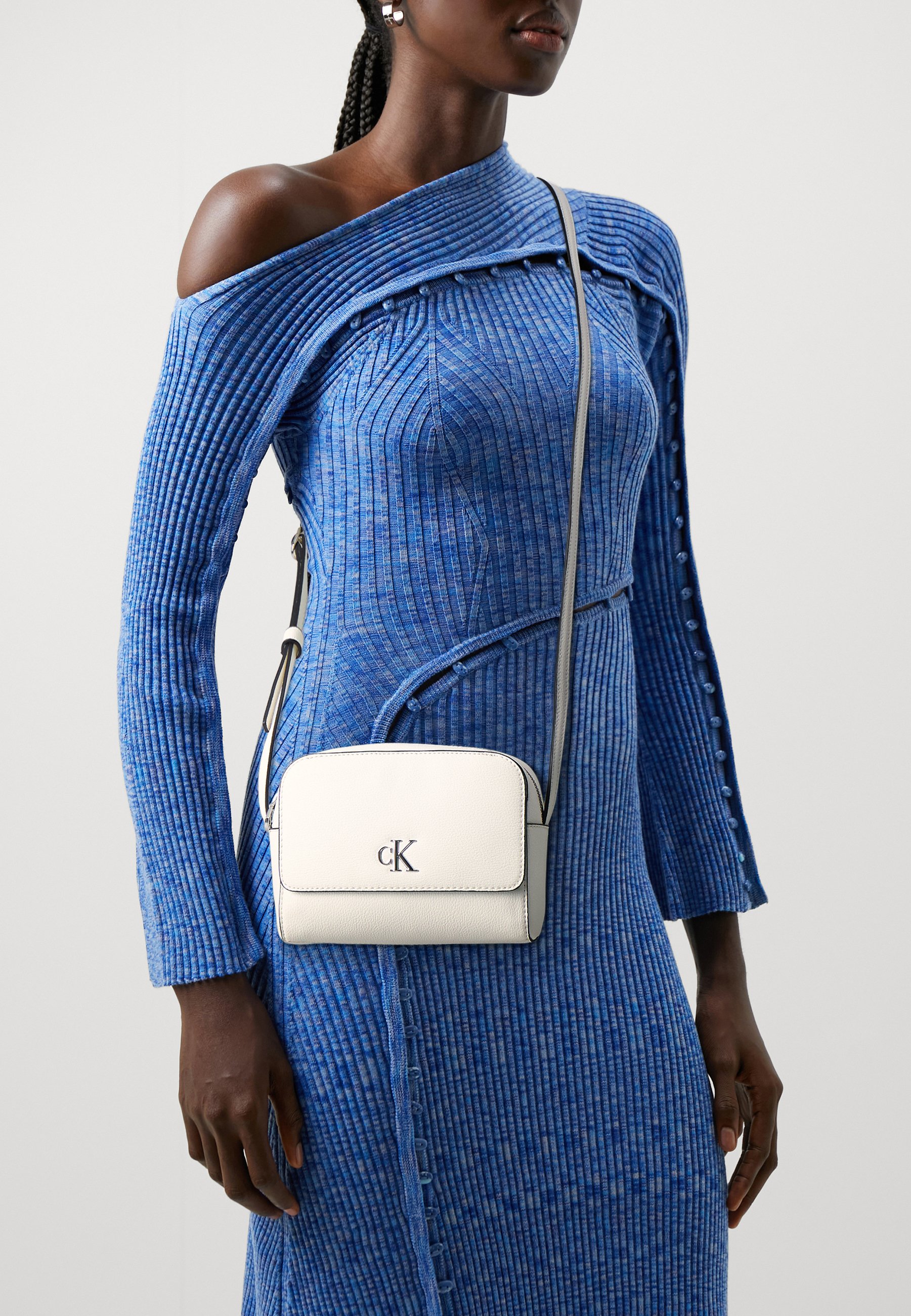 Calvin Klein Jeans MINIMAL MONOGRAM CAMERA BAG - Cross body