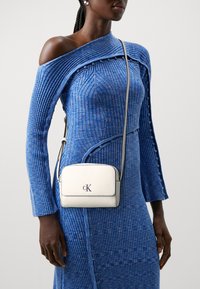 Calvin Klein Jeans MINIMAL MONOGRAM CAMERA BAG - Torba čez telo - creamy white