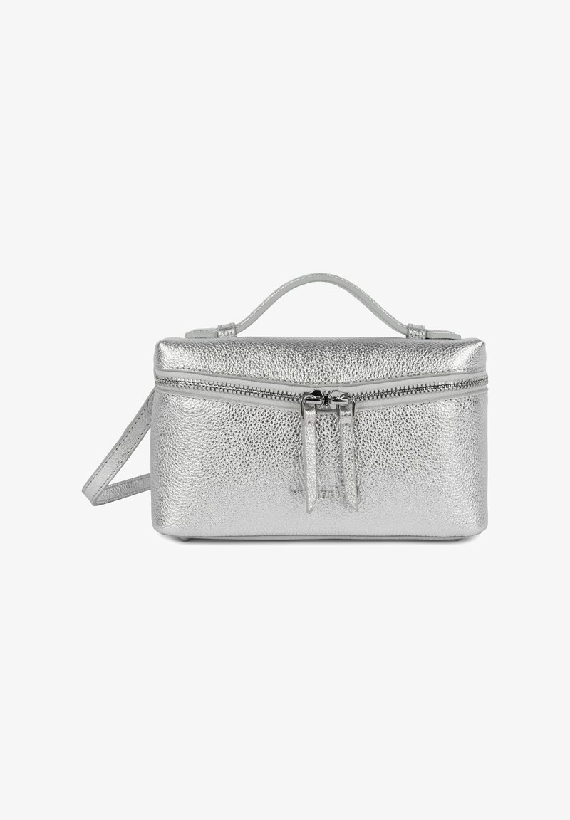 Sac rectangulaire en cuir argenté texturé avec une poignée supérieure, une fermeture éclair double, et une bandoulière amovible sur fond blanc.