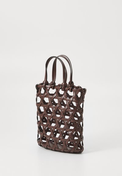 Brązowa pleciona skórzana torba tote z dwiema mocnymi rączkami, charakteryzująca się otwartą strukturą i geometrycznym wzorem. Dostępna w prostokątnym kształcie.