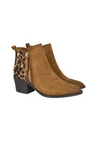 Botines de ante marrón con panel de estampado de leopardo, tacón plano, puntera afilada y detalle de cremallera lateral. Asa en la parte posterior para facilitar su uso.
