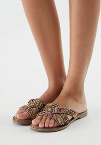 Gesteende slidersandalen met een geweven ontwerp in bruin, roze en crême, met een platte zool en open teen voor ademend vermogen.