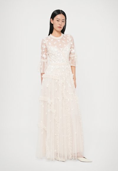 Rochie transparentă, roz deschis, cu broderie florală, detalii cu volane și mâneci evazate. Lungime până la podea, cu talie ajustată și material moale, texturat.