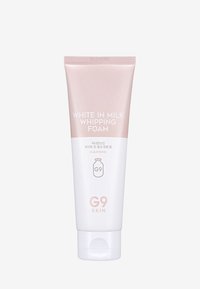 G9 SKIN Mousse Nettoyante Blanche au Lait dans un tube en plastique rose et blanc, avec un texte clair et un design simple. Texture lisse.