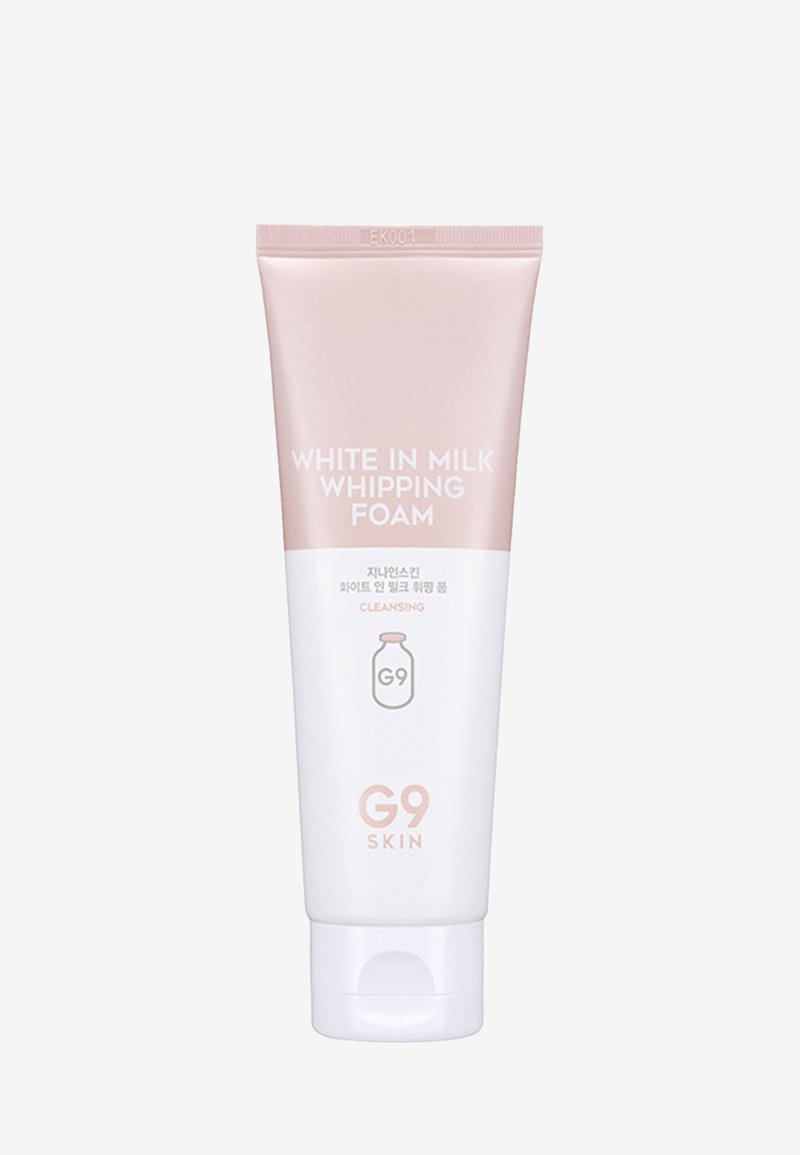 G9 SKIN Mousse Nettoyante Blanche au Lait dans un tube en plastique rose et blanc, avec un texte clair et un design simple. Texture lisse.