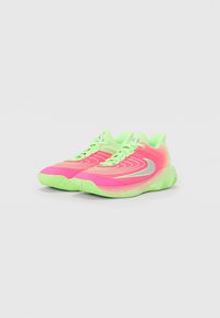 Scarpe sportive neon rosa e verdi con design ondulato, suole testurizzate e accenti riflettenti. Forma arrotondata con chiusura a lacci.