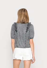 ONLY ONLBEA FRILL - Blusa com botões - grey denim