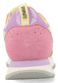 Sneaker con tallone in suede rosa, accenti sintetici viola, linguetta in tessuto giallo e intersuola bianca. Perforazioni notevoli sul tallone.