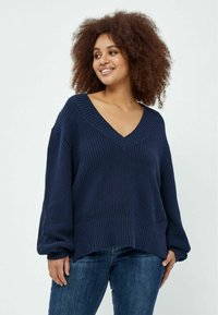 Navy gestrickter Pullover mit V-Ausschnitt, langen Ärmeln und geripptem Saum. Hergestellt aus einem strukturierten Garn, hat er eine lockere Passform und einen weichen Stoff.