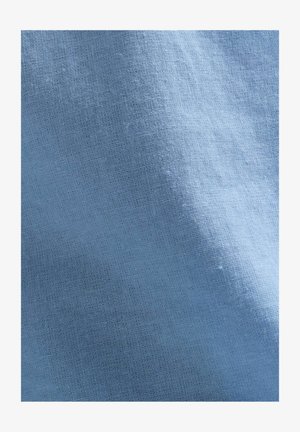 Țesătură texturată de culoare albastru deschis, cu un model de țesătură subtil, realizată din fibre naturale, prezentând variații ușoare în nuanță și textură.