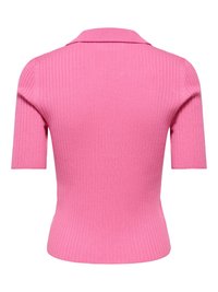 Pull court à manches courtes rose côtelé avec un large col, une taille cintrée et un motif de maille verticale texturé.