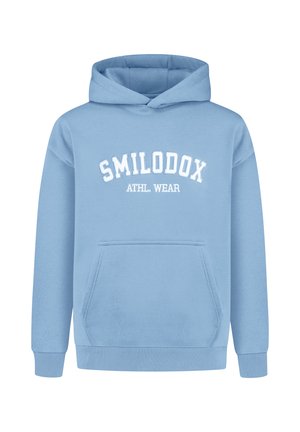 Helleblaue Kapuzenjacke aus weichem Stoff mit einer vorderen Kängurutasche. Mit weißem Drucktext: "SMILODOX ATHL. WEAR" auf der Brust.