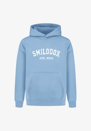 Lichtblauwe hoodie van zacht materiaal met een voorste kangoeroezak. Bevat witte bedrukte tekst: "SMILODOX ATHL. WEAR" op de borst.