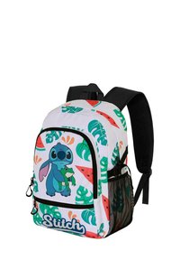 Mochila con un diseño blanco y tropical. Presenta un personaje azul sosteniendo una rana, hojas verdes, patrones de sandía y un bolsillo delantero.